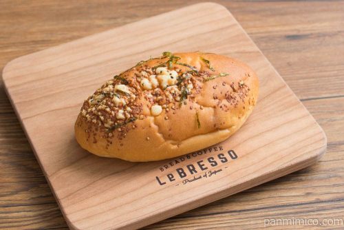 柚子胡椒香るチキンパン【ファミリーマート】横から見た図