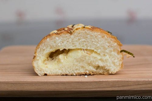 柚子胡椒香るチキンパン【ファミリーマート】断面図