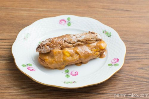 ピエール・エルメ　シグネチャー　エクレアマンゴーキャラメル【セブンイレブン】横から見た図