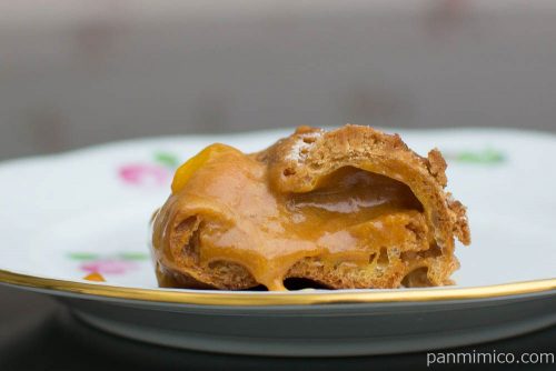 ピエール・エルメ　シグネチャー　エクレアマンゴーキャラメル【セブンイレブン】断面図