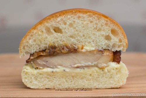 ガーリックペッパーチキンバーガー【セブンイレブン】断面図