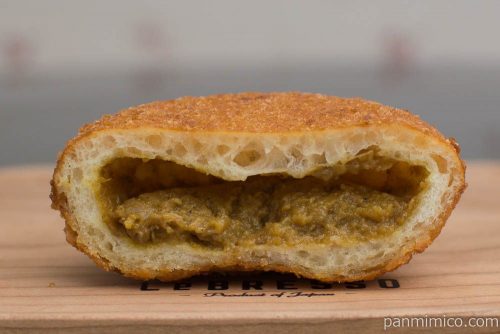 牛肉たっぷり特製カレーパン【セブンイレブン】断面図