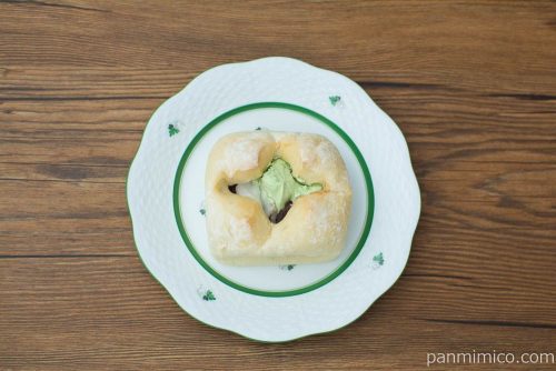 抹茶ホイップあんぱん～もっちり食感の求肥入～【ローソン】上から見た図