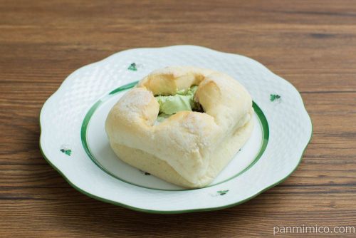 抹茶ホイップあんぱん～もっちり食感の求肥入～【ローソン】横から見た図