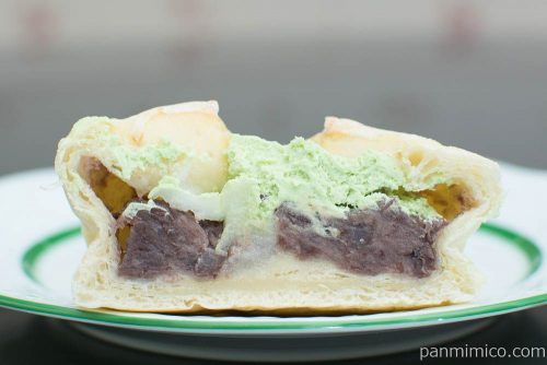 抹茶ホイップあんぱん～もっちり食感の求肥入～【ローソン】断面図
