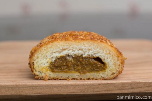 マチノパン　にく旨旨カレーパン【ローソン】断面図