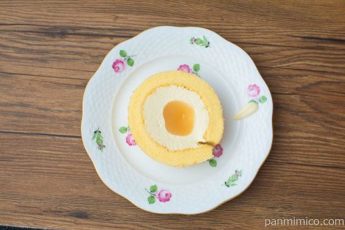 Uchi Café×八天堂　かすたーどももロール【ローソン】上から見た図