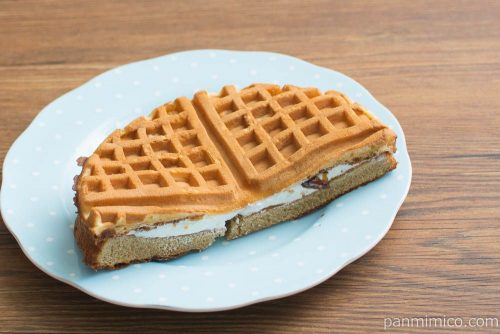 【ヤマザキ】もちっとしたワッフルサンド（コーヒーゼリー＆ミルク風味クリーム）横から見た図