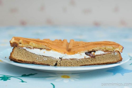 【ヤマザキ】もちっとしたワッフルサンド（コーヒーゼリー＆ミルク風味クリーム）断面図