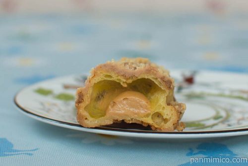 サクッと食感のキャラメルスティックドーナツ【ファミリーマート】断面図