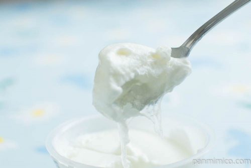生ワラモ　-とろ生わらび餅-【ローソン】スプーンで掬った感じ