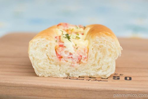 まず一度は食べて欲しい！カニカマぱん【ローソン】断面図