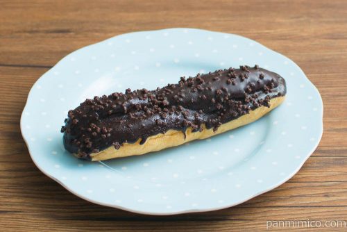 チョコクランチエクレア【ローソン】横から見た図