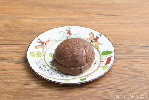 冷やして食べるメロンパン（チョコ）【ヤマザキ】横から見た図