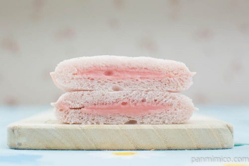 「鬼滅の刃」ランチパック 炭治郎のメロンクリームと禰豆子のいちごクリーム【ローソン】イチゴクリーム断面図