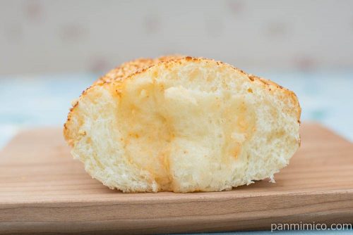 ふんわり明太マヨチーズパン【ローソン】断面図