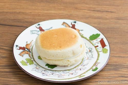 朝食スフレ（バナナ＆ヨーグルトクリーム）【ヤマザキ】横から見た図