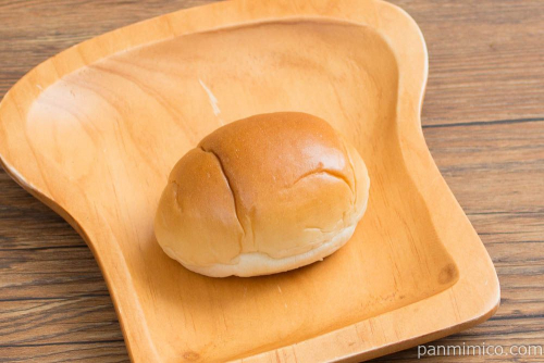 バターロール4個入【ファミリーマート】横から見た図