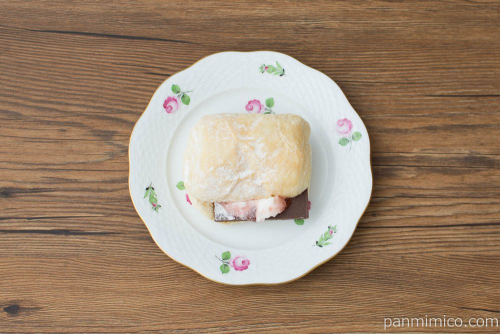 ホワイトデニッシュショコラ（ホイップ＆苺ジャム）【ヤマザキ】上から見た図