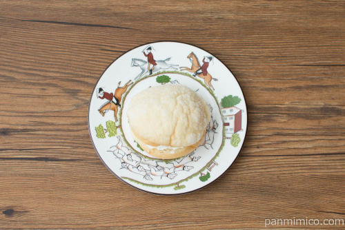 ダブルクリームメロンパン（ホイップ＆カスタード）【ヤマザキ】上から見た図