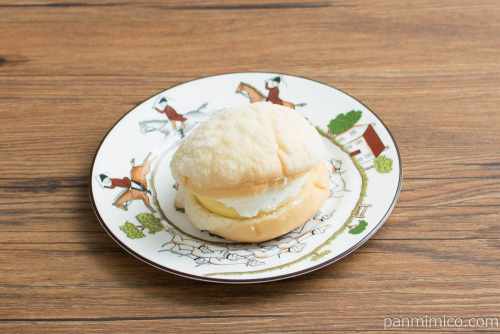 ダブルクリームメロンパン（ホイップ＆カスタード）【ヤマザキ】横から見た図