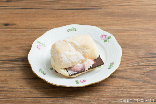 ホワイトデニッシュショコラ（ホイップ＆苺ジャム）【ヤマザキ】横から見た図