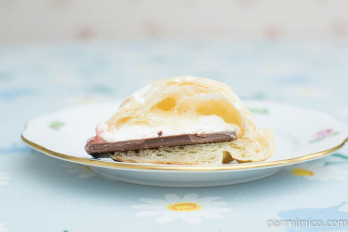 ホワイトデニッシュショコラ（ホイップ＆苺ジャム）【ヤマザキ】断面図