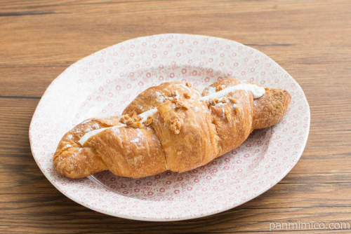 ホイップクロワッサン【ファミリーマート】横から見た図