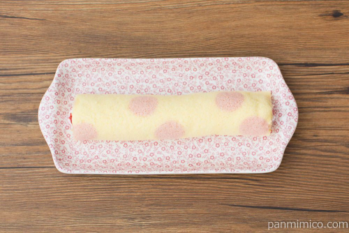 ロールちゃん（苺ジャム＆練乳入り苺クリーム）【ヤマザキ】上から見た図