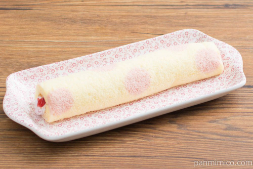 ロールちゃん（苺ジャム＆練乳入り苺クリーム）【ヤマザキ】横から見た図