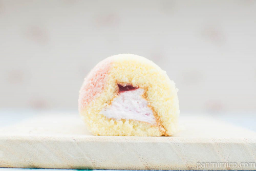 ロールちゃん（苺ジャム＆練乳入り苺クリーム）【ヤマザキ】断面図