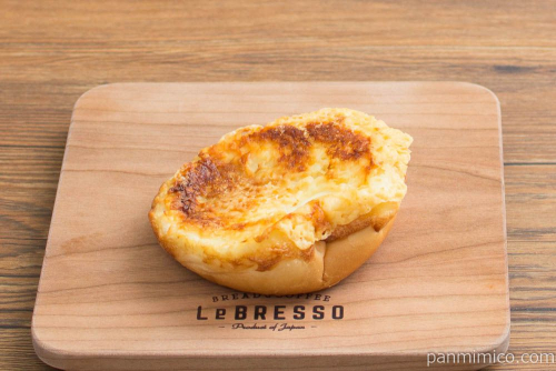 羽根つきチーズのパネチキンパン【ローソン】横から見た図