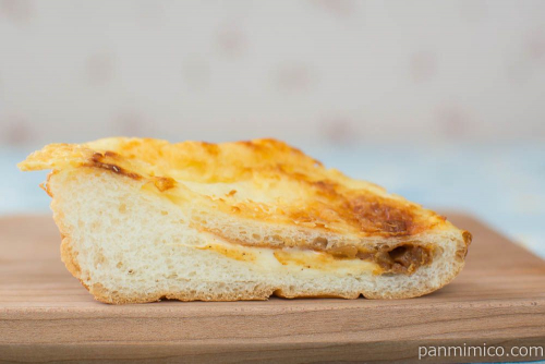 羽根つきチーズのパネチキンパン【ローソン】断面図