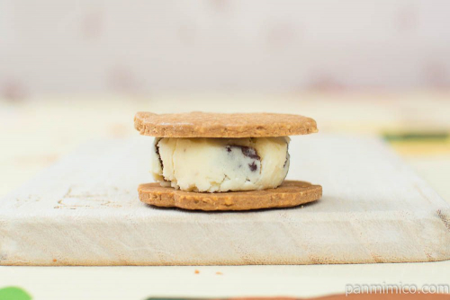 （髙山堂 甘継） 米粉のバターサンド　ラムレーズン　断面図