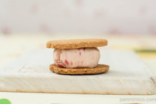 （髙山堂 甘継） 米粉のバターサンド　苺　断面図