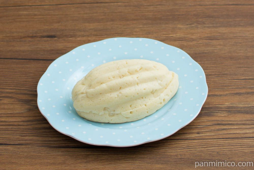 めろんパン ミルクホイップクリーム【Pasco】横から見た図