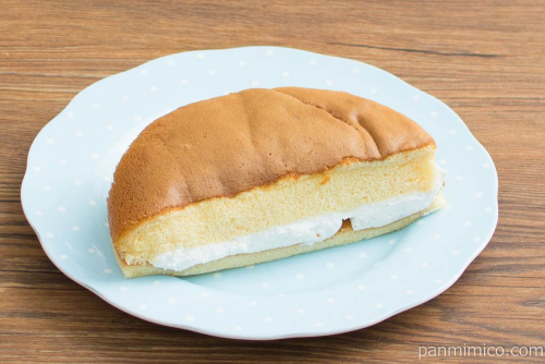 たっぷりクリームのシフォンサンド【ヤマザキ】横から見た図