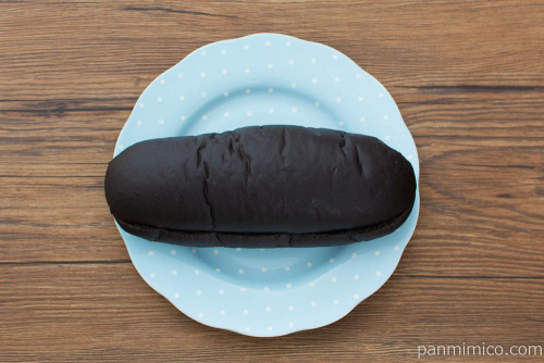 焼肉たむら　めっちゃ～うま！黒deバニラコッペパン【ローソン】上から見た図