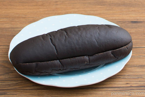 焼肉たむら　めっちゃ～うま！黒deバニラコッペパン【ローソン】横から見た図