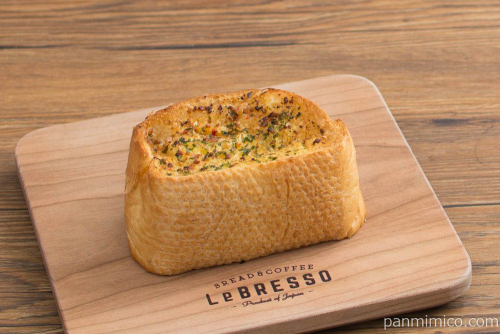 厚切りガーリックフランス【ファミリーマート】横から見た図