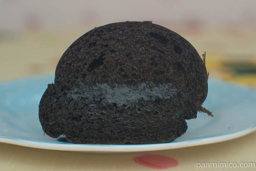 焼肉たむら　めっちゃ～うま！黒deバニラコッペパン【ローソン】断面図