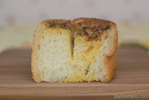 厚切りガーリックフランス【ファミリーマート】断面図