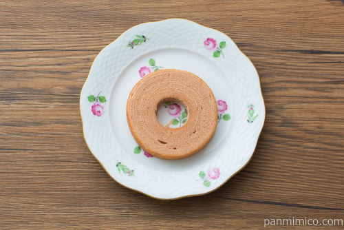 あまおう苺のバウムクーヘン produced by AMAZING COFFEE 1個【ローソン】上から見た図