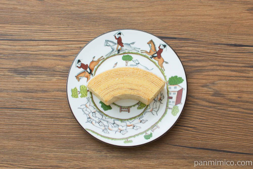 焼肉たむら めっちゃ～うま！普通の？ミルクバウムクーヘン【ローソン】上から見た図