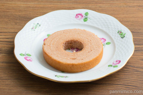 あまおう苺のバウムクーヘン produced by AMAZING COFFEE 1個【ローソン】横から見た図