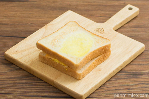 とろとろTAMAGOトーストサンド【ローソン】横から見た図