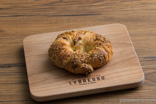 プレックロ　プレッツェル×クロワッサン【ファミリーマート】横から見た図