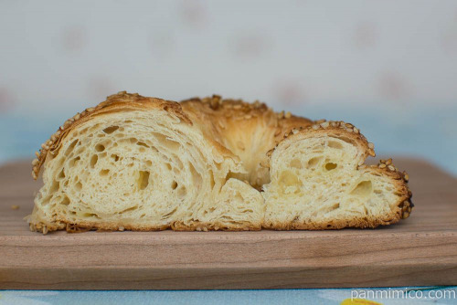 プレックロ　プレッツェル×クロワッサン【ファミリーマート】断面図