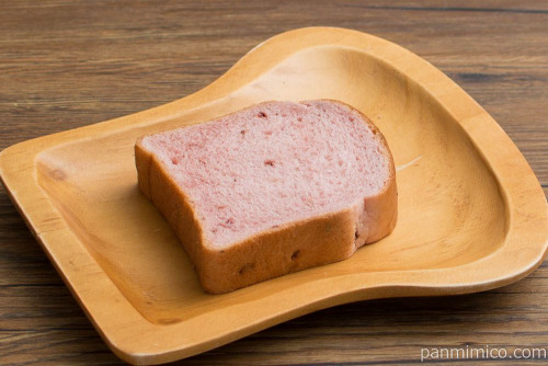 いちごブレッド（４）【タカキベーカリー】横から見た図