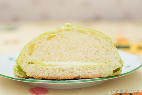 ヨッシーのみどりのメロンパン【セブンイレブン】断面図